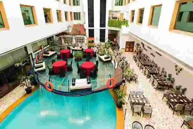 call girls in hotel peninsula redpine